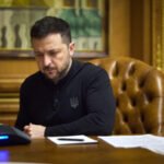 <p>Zelensky afirma que Trump ofereceu garantias de proteção por década e meia. Líder ucraniano deseja plebiscito sobre proposta de consenso.</p>