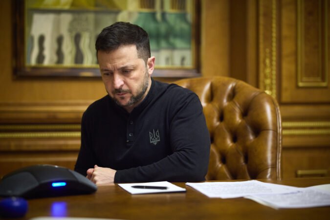 <p>Zelensky afirma que Trump ofereceu garantias de proteção por década e meia. Líder ucraniano deseja plebiscito sobre proposta de consenso.</p>