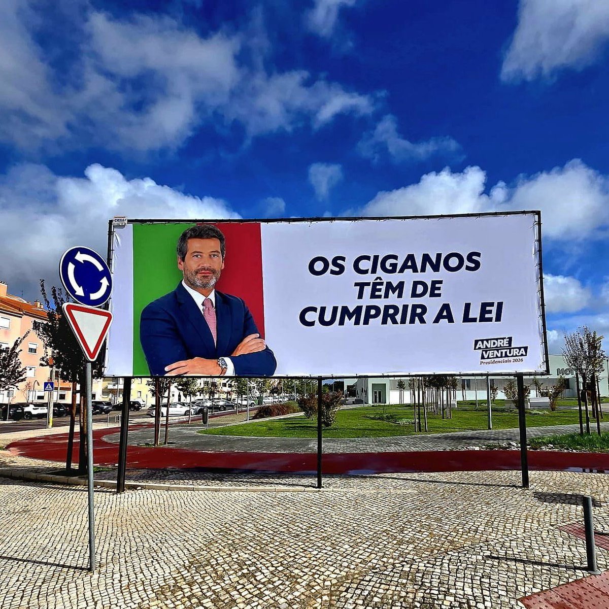 <p>Tribunal nega interromper remoção de banners de Ventura com menção à população cigana</p>