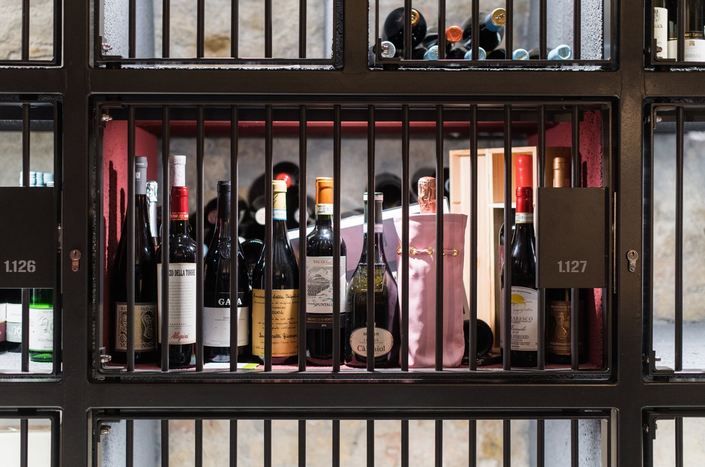 <p>O assalto à gasolina da Venezuela, a situação singular da segurança estatal e o enigma da intermediária de vinhos que desapareceu sem vestígios.</p>