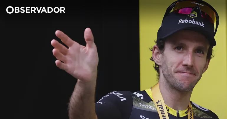 <p>Simon Yates, vencedor do Giro2025, encerra surpreendentemente a carreira aos 33 anos.</p>