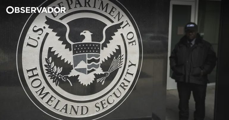 <p>Operador do ICE fere mulher fatalmente em ação policial em Minneapolis</p>