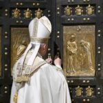 <p>Papa Leão XIV fecha Porta Sagrada e indaga se a Instituição proporciona «acolhimento» ou somente «monumentos»</p>