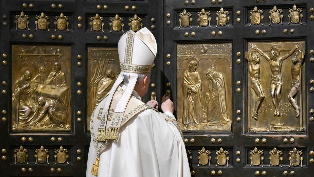 <p>Papa Leão XIV fecha Porta Sagrada e indaga se a Instituição proporciona «acolhimento» ou somente «monumentos»</p>