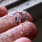 <p>Uma quantidade alarmante de plástico paira no ar da cidade</p>