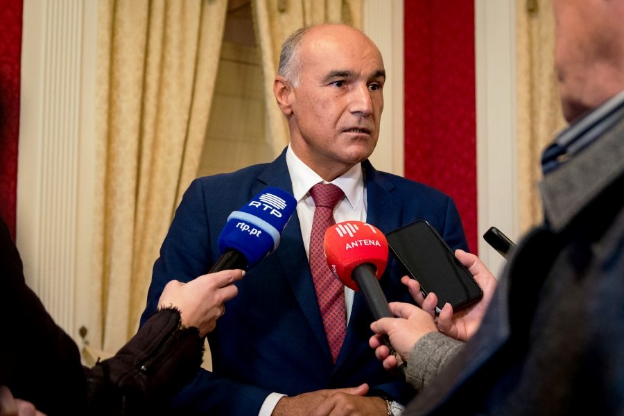 <p>Funchal destina 3 milhões de euros para assistência social e reforça escarpa na Achada, projeto avaliado em 1,6 milhões de euros.</p>