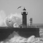 <p>Alerta Máximo: Dez regiões costeiras em aviso crítico até às 21:00 por causa de ondas turbulentas</p>