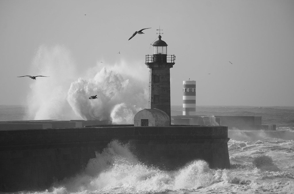 <p>Alerta Máximo: Dez regiões costeiras em aviso crítico até às 21:00 por causa de ondas turbulentas</p>