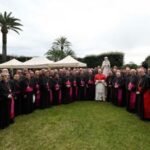 <p>Jardins Vaticanos: Pontífice apresenta nova obra em mosaico mariano e escultura de Santa Rosa de Lima, oferecidas pela Conferência Episcopal do Peru.</p>