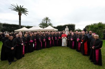 <p>Jardins Vaticanos: Pontífice apresenta nova obra em mosaico mariano e escultura de Santa Rosa de Lima, oferecidas pela Conferência Episcopal do Peru.</p>
