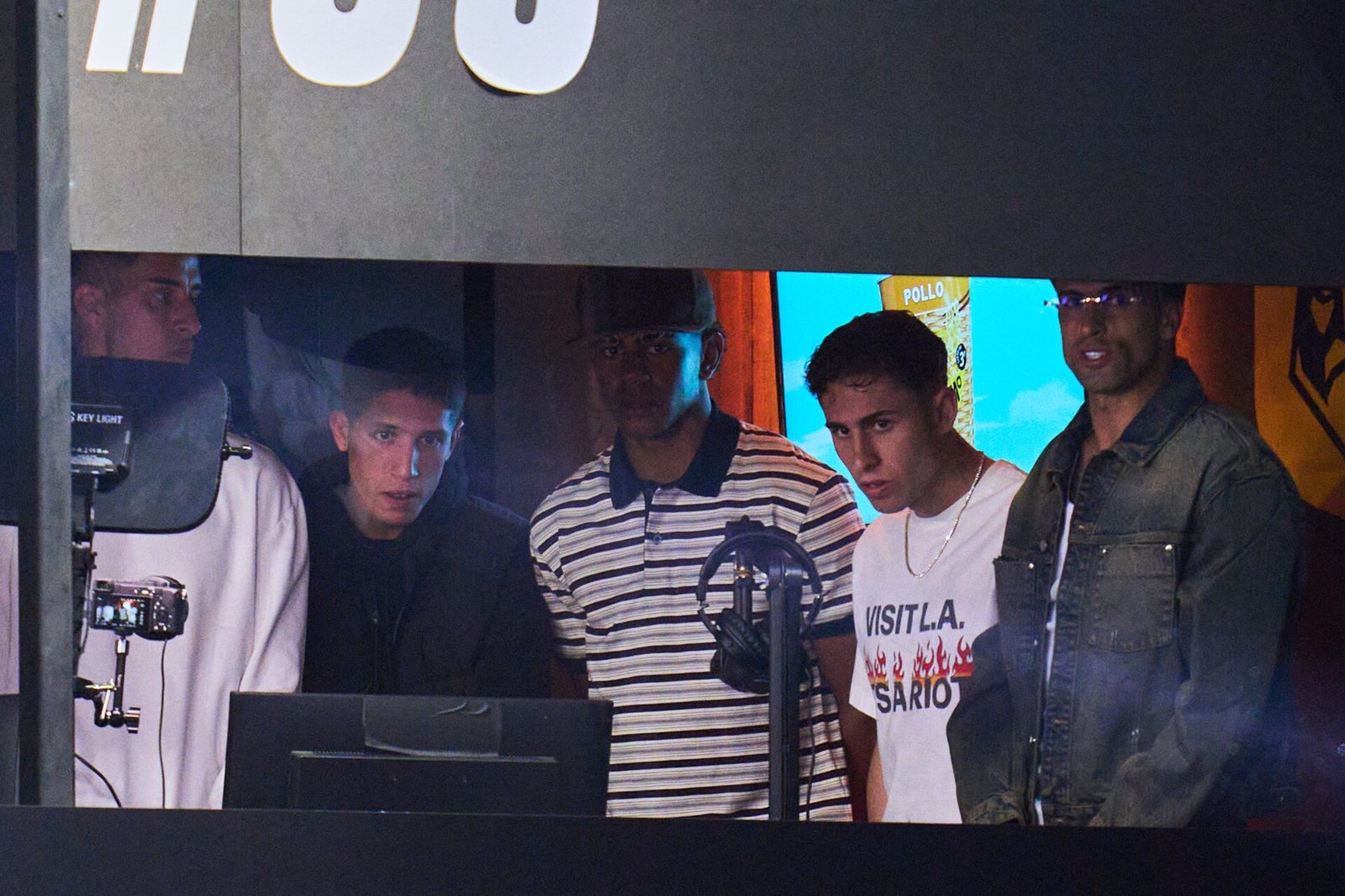 João Cancelo e dois amigos do Barcelona assistem ao espetáculo da Kings League em tempo real