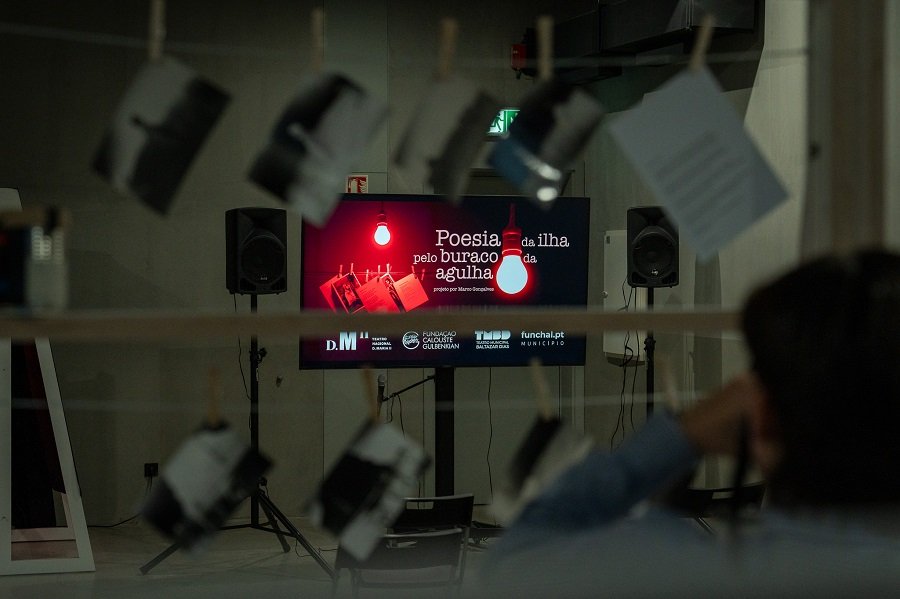 “Versos na costa pelo orifício da agulha”