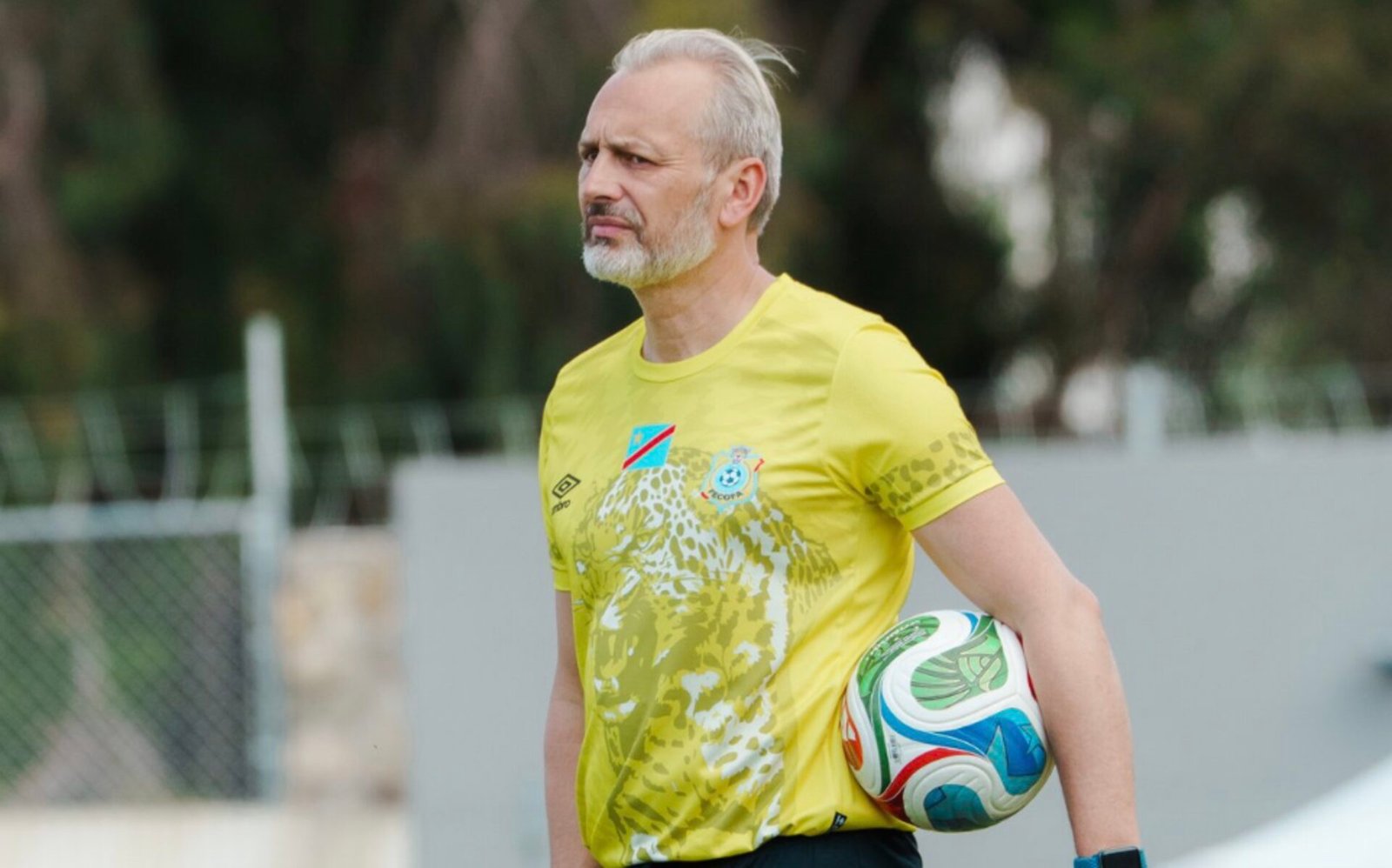 Fumaça e sirene provocam tumulto e pausam entrevista do técnico do RD Congo