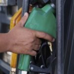 Administração eleva imposto sobre produtos petrolíferos e restringe queda dos preços de combustíveis na próxima semana.