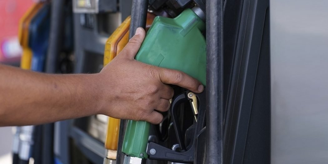 Administração eleva imposto sobre produtos petrolíferos e restringe queda dos preços de combustíveis na próxima semana.