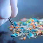 Cientistas surpreendidos ao descobrir que luvas de laboratório podem estar distorcendo dados de microplásticos