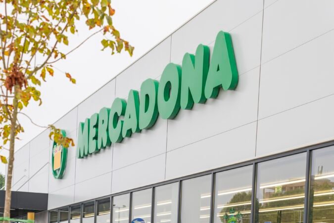 Mercadona dispensou supervisor que recebia acima de 25 mil euros por ter furtado figurinhas de futebol avaliadas em 43 euros.