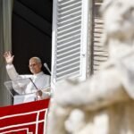 Papa sugere orientações para honras nos sepulcros, solicitando manifestação de crença na revivificação.
