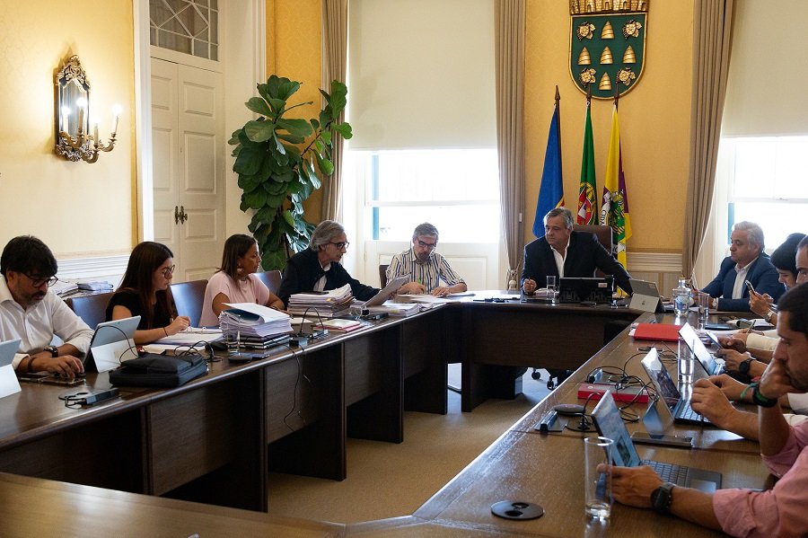 Funchal valida revitalização da Escola de Santo Amaro e novos incentivos sociais em sessão municipal