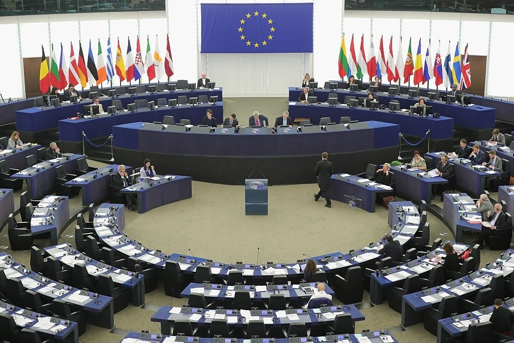 Assembleia Europeia valida bagagens de mão e ajustes nas indenizações por voos adiados