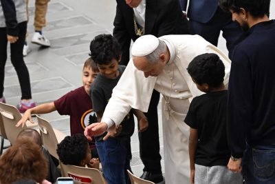 Leão XIV prioriza a proteção dos necessitados e dos deslocados, na atuação da Igreja
