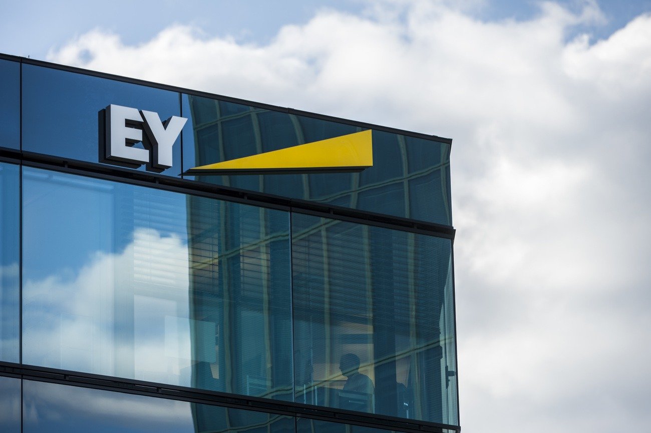 EY cresce 4% para 45,6 bilhões de euros com forte investimento em inteligência artificial