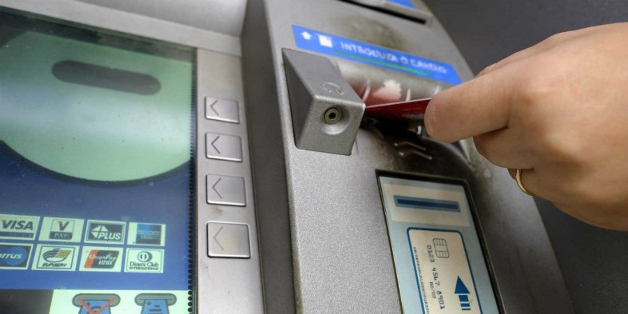 Homem descobre 500 euros em caixa eletrônico e a resposta chocou muitos.