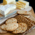 Está armazenando o queijo de maneira inadequada? Descubra o que você nunca deve fazer, de acordo com os especialistas.