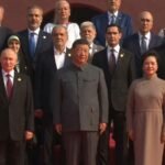 Cidadão asiático efetua incomum manifestação contra Xi Jinping antes de imenso ato militar: observe as fotos