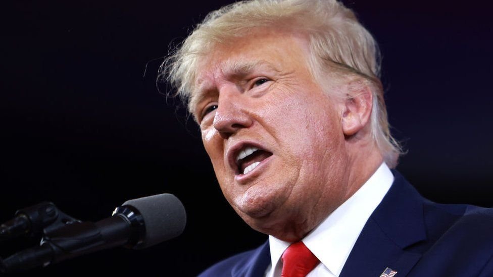 Trump mobiliza 600 advogados militares como magistrados para acelerar expulsões em larga escala.