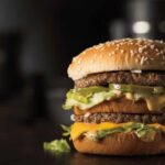 Onde se encontra o Big Mac mais custoso do planeta? Descubra o índice que revela o poder aquisitivo mundial.