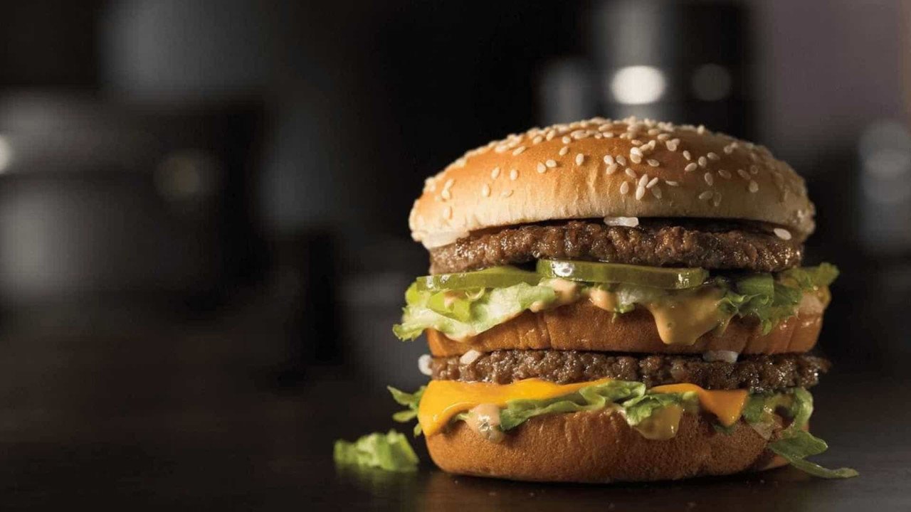 Onde se encontra o Big Mac mais custoso do planeta? Descubra o índice que revela o poder aquisitivo mundial.