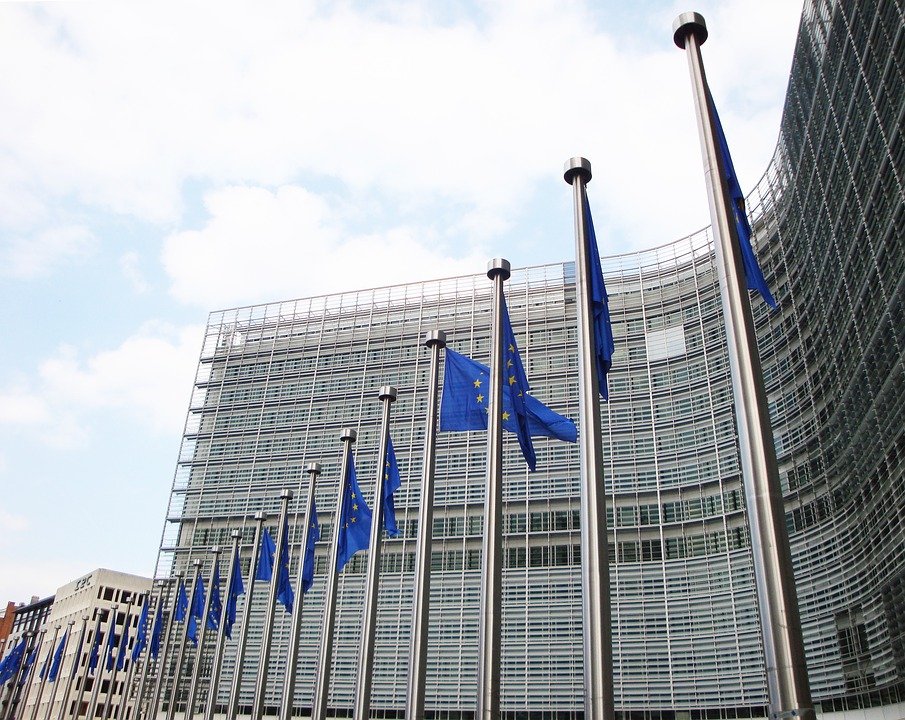 Bruxelas solicita esclarecimentos à Booking, Microsoft, Google e Apple acerca de fraudes virtuais