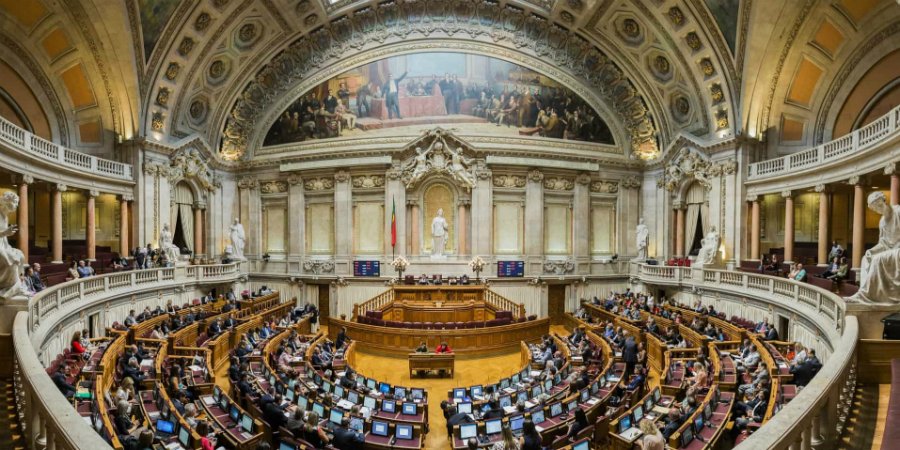 Proposta para remover limites de tempo para agrupamento de adolescentes, parceiros e dependentes
