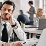 Jovens sem emprego pagam para simular que estão em escritórios.
