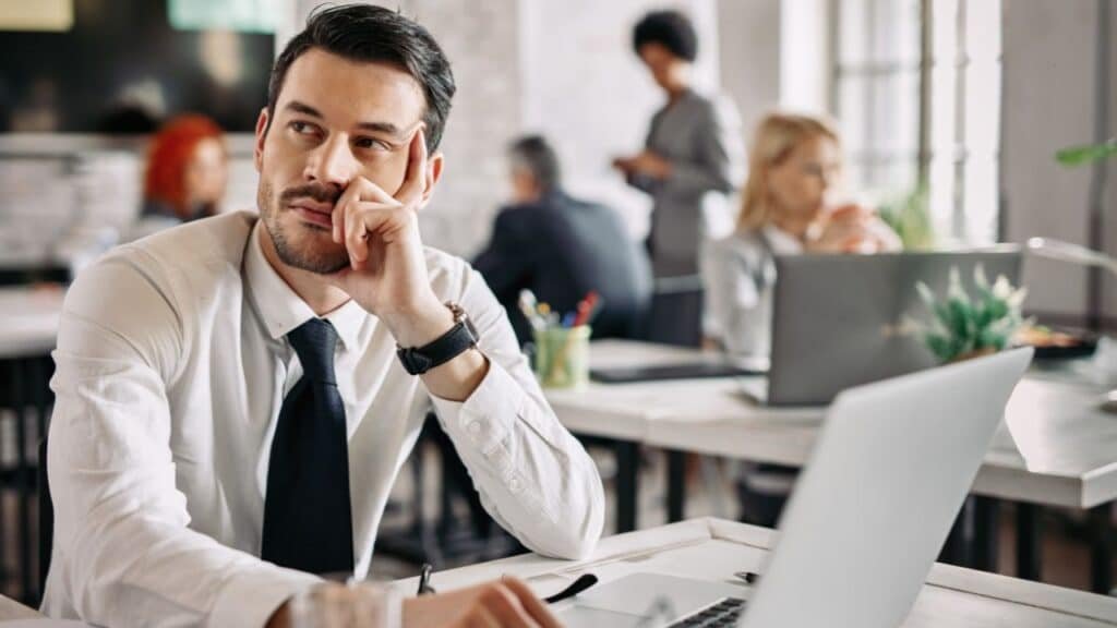 Jovens sem emprego pagam para simular que estão em escritórios.