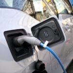 Deseja abastecer seu veículo elétrico nesta região do território? Corporação adverte sobre dificuldades em suas estações de recarga por conta de furtos.