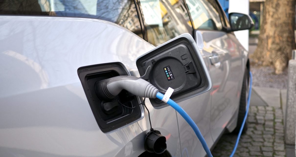 Deseja abastecer seu veículo elétrico nesta região do território? Corporação adverte sobre dificuldades em suas estações de recarga por conta de furtos.